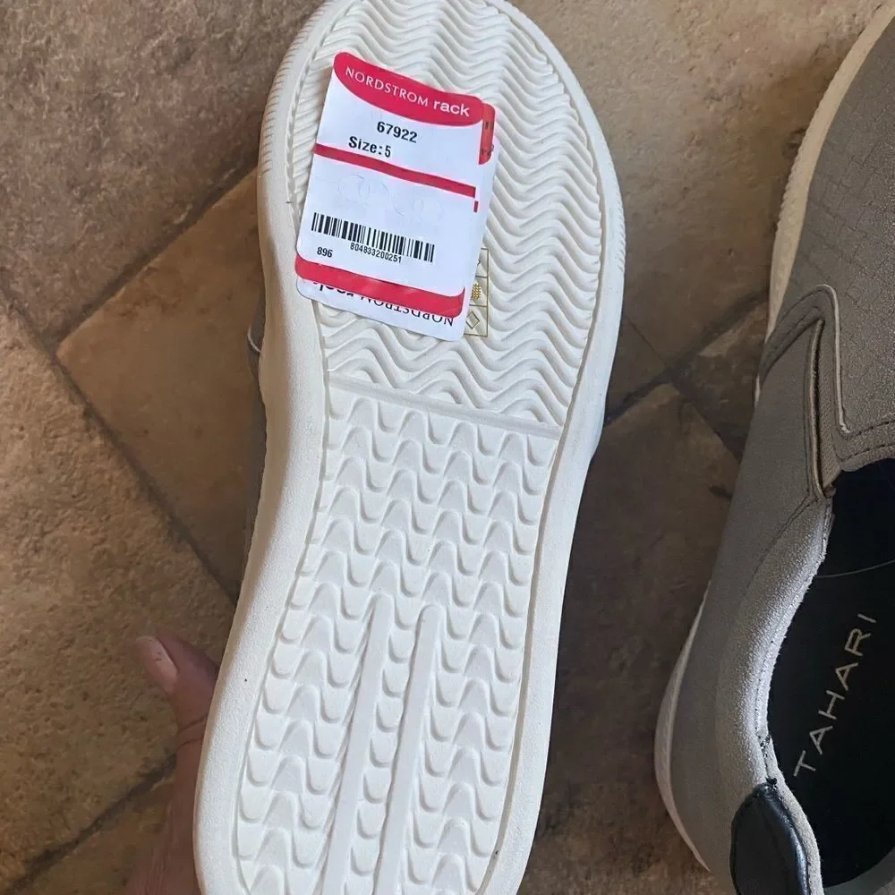 Tahari Slip-on Sneakers Sz 5